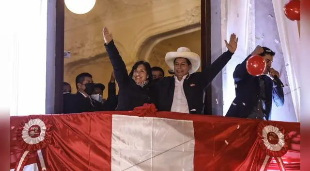 Pedro Castillo dio un balconazo luego de ser proclamado presidente del Perú. Estuvo acompañado de la vicepresidenta electa Dina Boluarte. Foto: Aldair Mejía/La República Pedro Castillo dio un balconazo luego de ser proclamado presidente del Perú. Estuvo acompañado de la vicepresidenta electa Dina Boluarte. Foto: Aldair Mejía/La República