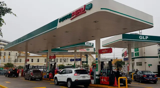 Solo algunos grifos como el de Petroperú, ubicado en el cruce de las avenidas Brasil y 28 de Julio, en el Cercado de Lima, el precio descendió a S/ 1.99 por litro. Solo algunos grifos como el de Petroperú, ubicado en el cruce de las avenidas Brasil y 28 de Julio, en el Cercado de Lima, el precio descendió a S/ 1.99 por litro.