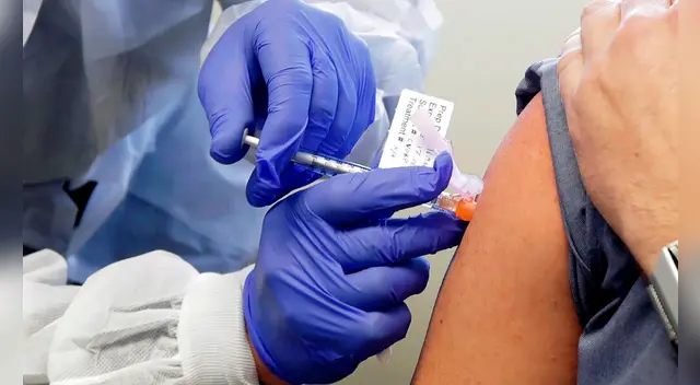 Paciente recibe una dosis de la vacuna Moderna contra el coronavirus durante un ensayo en Washington. Paciente recibe una dosis de la vacuna Moderna contra el coronavirus durante un ensayo en Washington.