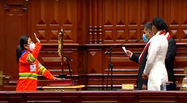 Congresista apareció vestida con uniforme de limpieza en ceremonia del Palacio Legislativo. Congresista apareció vestida con uniforme de limpieza en ceremonia del Palacio Legislativo.