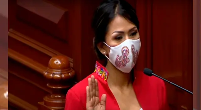 Congresista recordó al padre del fundador de su partido político durante juramentación. Congresista recordó al padre del fundador de su partido político durante juramentación.