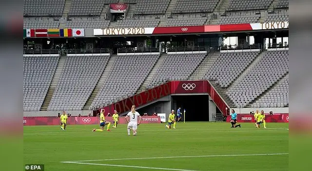 Los 22 jugadores participaron en el gesto previo al inicio del partido de Estados Unidos y Suecia en Tokio.