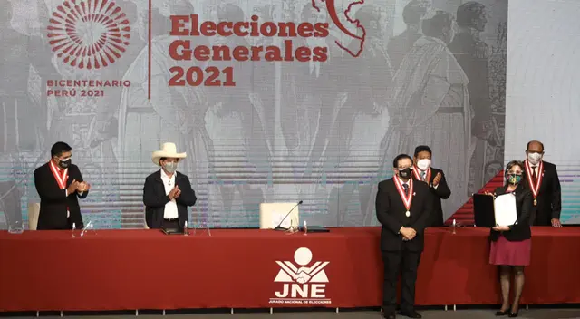 Pedro Castillo y Dina Boluarte recibieron hoy viernes 23 de julio sus credenciales presidenciales
