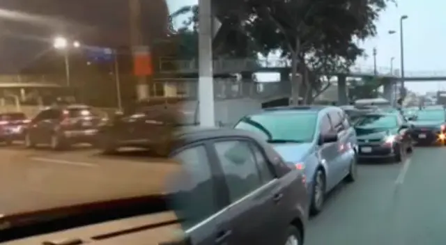 Vehículos quedan atrapados en las colas ante tercera Vacunatón. Vehículos quedan atrapados en las colas ante tercera Vacunatón.