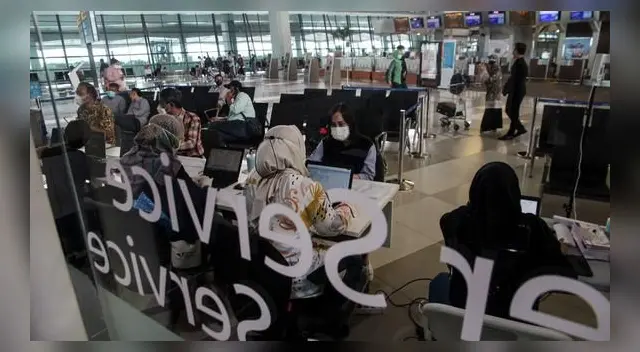 Pasajeros en el Aeropuerto Internacional Soekarno-Hatta en Tangerang, en las afueras de Yakarta, el 30 de junio de 2021. (Foto referencial: FAJRIN RAHARJO / AFP) Pasajeros en el Aeropuerto Internacional Soekarno-Hatta en Tangerang, en las afueras de Yakarta, el 30 de junio de 2021. (Foto referencial: FAJRIN RAHARJO / AFP)