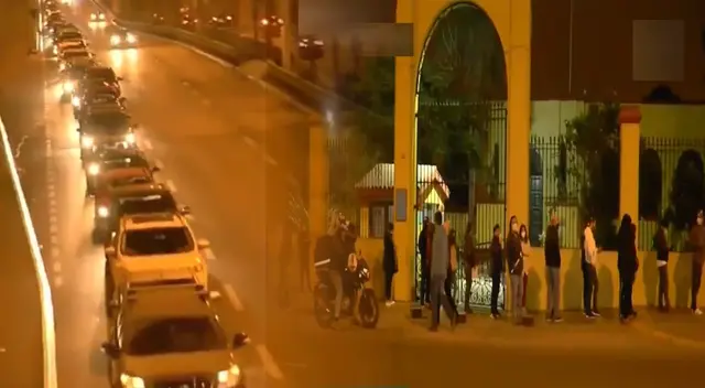 Lasgas colas de autos y personas en dos vacunatorios de Lima y Callao