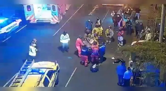Motociclista sufrió grave accidente tras pasarse luz roja del semáforo Motociclista sufrió grave accidente tras pasarse luz roja del semáforo