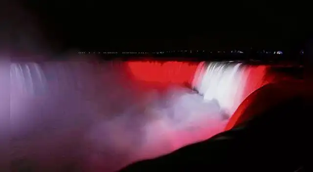 Niágara. Algunos sitios emblemáticos del mundo se iluminarán de rojo y blanco. En la foto las famosas cataratas de Canadá. Foto: Cancillería