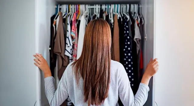 Sigue estos trucos para eliminar la humedad en los roperos.