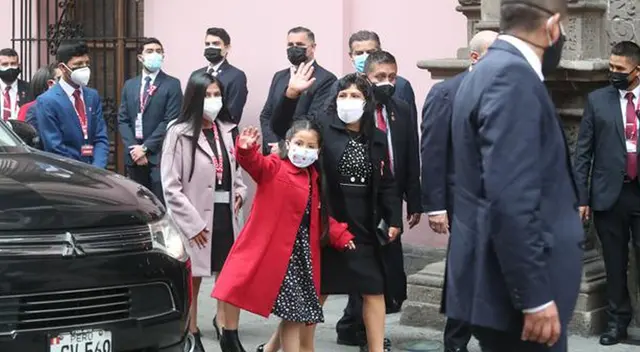 La primera dama y sus hijos llegan a la Cancillería con un nuevo look