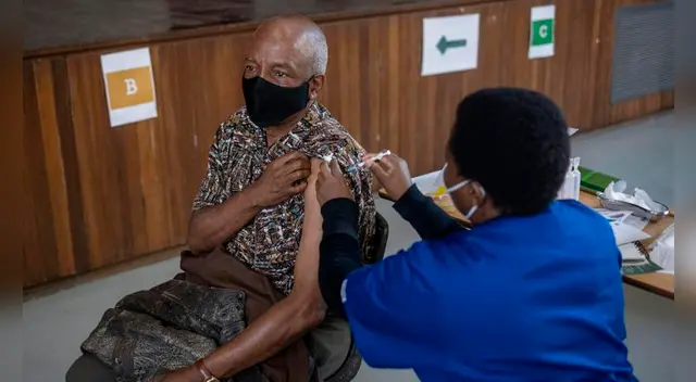 La tercera dosis será administrada a quienes hayan recibido su segunda dosis hace al menos cinco meses.