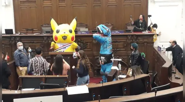 Aparece ‘Pikachu’ en pleno Congreso chileno mientras se debatía nueva reforma constitucional. Aparece ‘Pikachu’ en pleno Congreso chileno mientras se debatía nueva reforma constitucional.