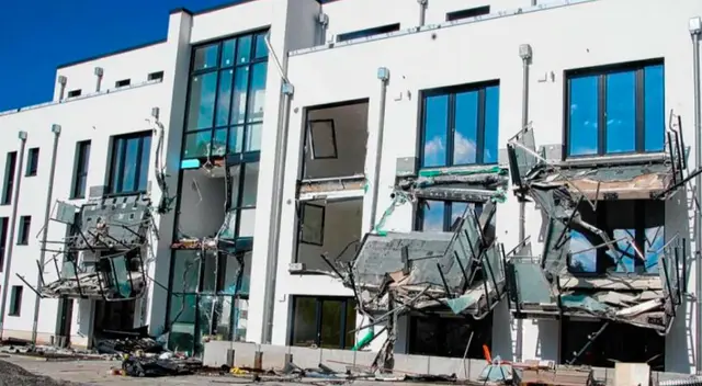 El hombre destruyó con una grúa los departamentos.