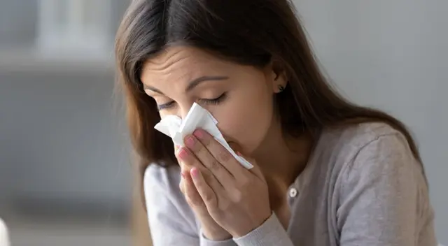 Los pacientes con enfermedades crónicas y mayores de 65 años tienen mayor riesgo de padecer síntomas graves.