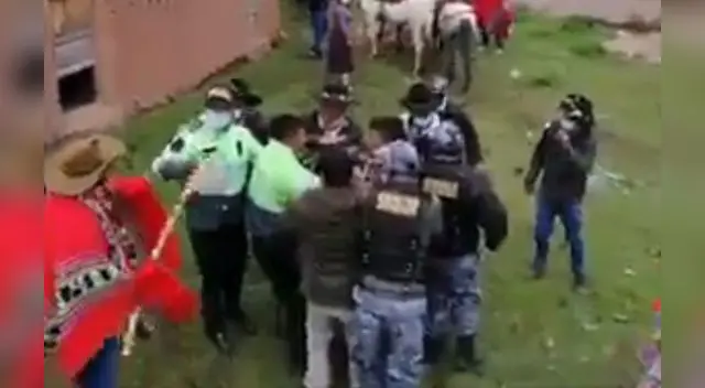 Ronderos agreden y ofenden a agentes de la PNP