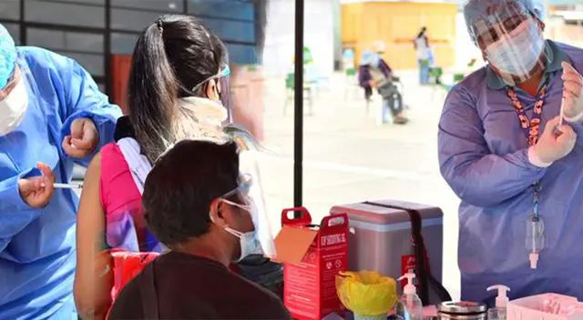 Vacunan a jóvenes de 22 años en Tacna.