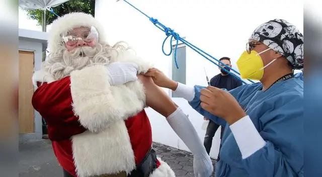 ¡Es tendencia! Papa Noel acude a vacunarse contra el coronavirus en Puebla, México.