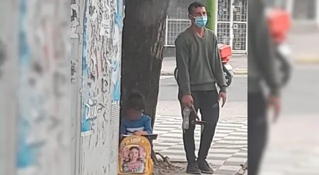 La pequeña Guadalupe aprovechó en hacer su tarea mientras su padre trabajaba. La pequeña Guadalupe aprovechó en hacer su tarea mientras su padre trabajaba.