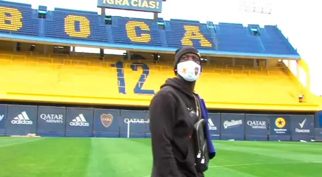 Advíncula piso La Bombonera y posó delante de la tribuna de 'la 12'.