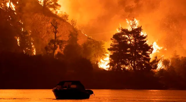 Grecia en llamas. Los habitantes son evacuados en un transbordador. Grecia en llamas. Los habitantes son evacuados en un transbordador.
