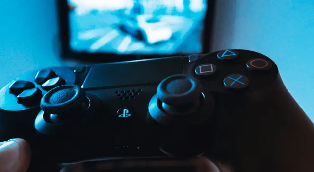 La descarga eléctrica pasó a través del control a las manos del jugador.