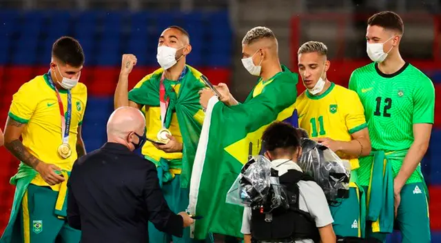 Richarlison el más emocionado durante premiación.