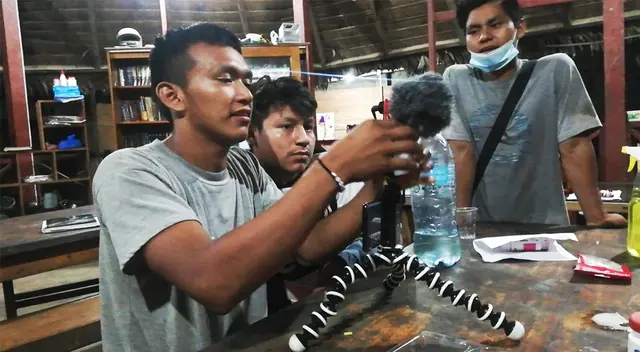 Se viene capacitando a jóvenes de 20 comunidades nativas para que aprendan a filmar, editar y distribuir su contenido.