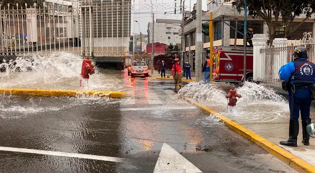 Incontrolable aniego se registra en avenida Arequipa.