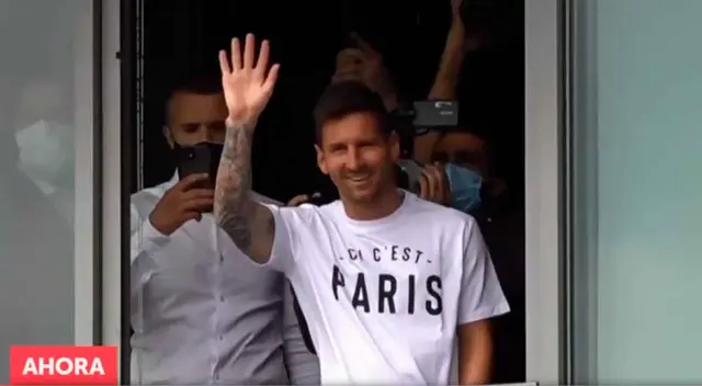 Lionel Messi saludó a los hinchas del PSG que fueron al aeropuerto a recibirlo.