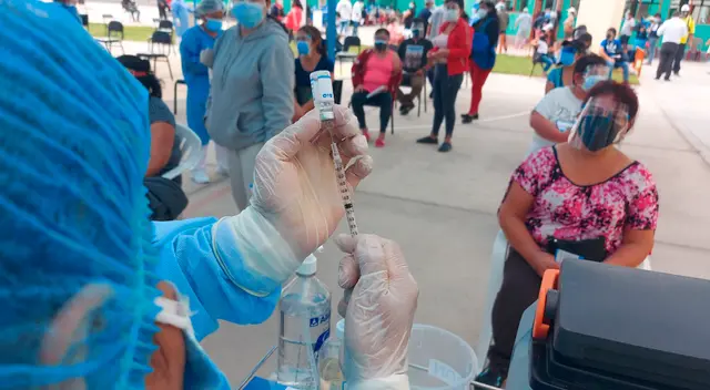 Vacunas contra el coronavirus estarían por llegar al Perú en los próximos días.