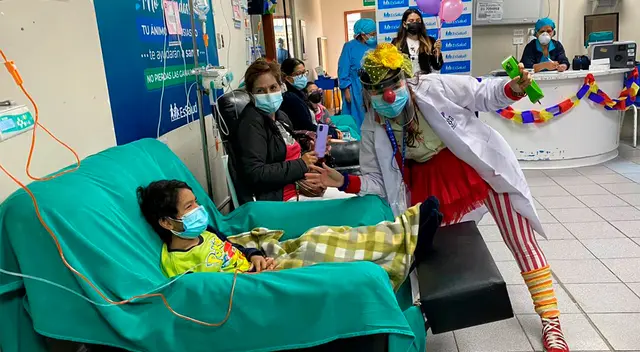 Payasos hacen reír a niños mientras reciben su terapia.
