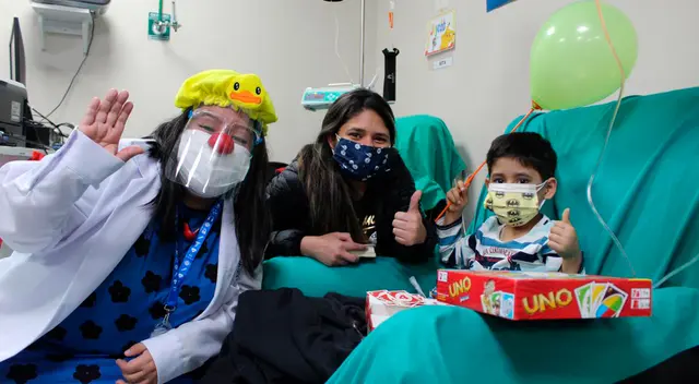 Payasos hacen reír a niños mientras reciben su terapia.