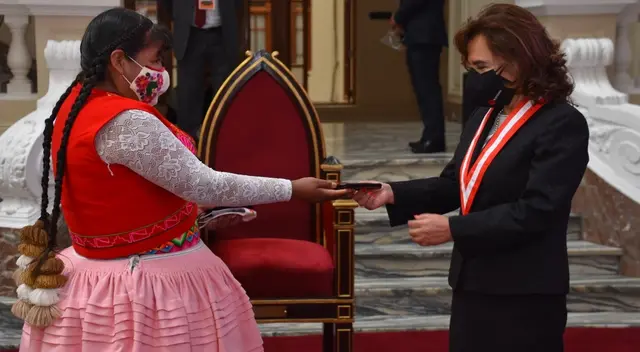Rita Suaña Coaila, lideresa de las islas flotantes de Los Uros de Puno saludó a la presidenta del Poder Judicial Elvia Barrios