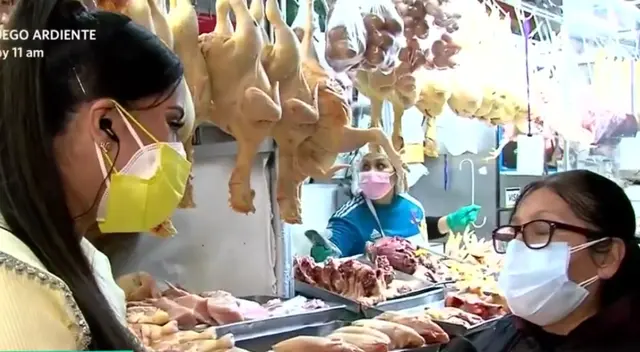 Melissa Paredes llegó al mercado de Breña para entrevistar a las caseras, y una mujer se mostró preocupada por alza del pollo y otros productos.