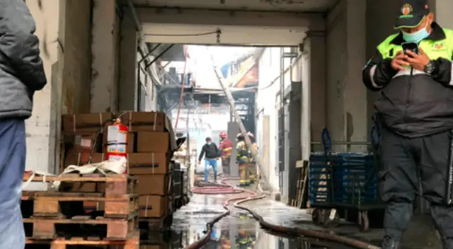 Incendio se produjo en la cuadra 1 de Los Geranios.