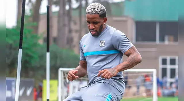 Jefferson Farfán volvió a entrenar con los blanquiazules en el Colegio de la Inmaculada. Foto: Alianza Lima Jefferson Farfán volvió a entrenar con los blanquiazules en el Colegio de la Inmaculada. Foto: Alianza Lima