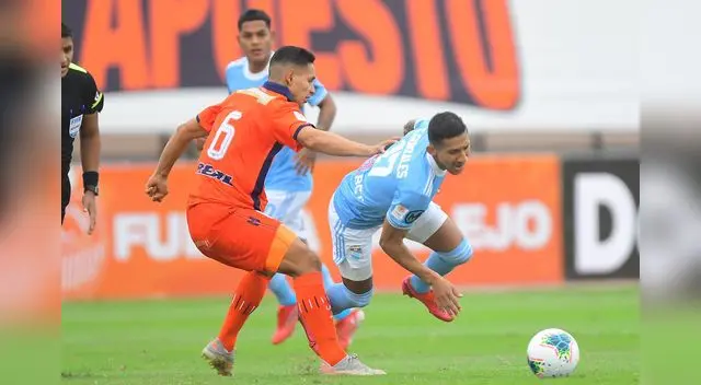 Gonzales del Cristal es trabado con fuerza por Garcés en el partido de la sexta fecha de la Fase 2. Gonzales del Cristal es trabado con fuerza por Garcés en el partido de la sexta fecha de la Fase 2.