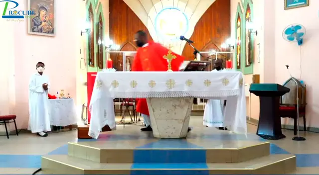 En las imágenes se ve cómo el terremoto hace mover los objetos del templo. Incluso se apagan las luces.
