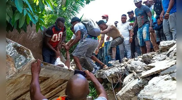 Grupos de personas realizan tareas de búsqueda de supervivientes tras un seísmo de magnitud 7,2 en Los Cayos (Haití). Foto: EFE