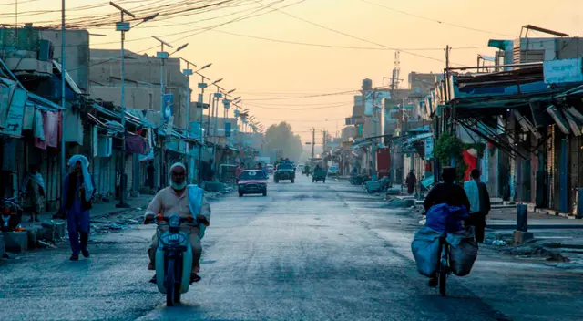 Talibanes se apoderan de Jalalabad y Mazar-i-Sharif.