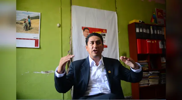 Secretario de Perú Libre respondió preguntas en entrevista.