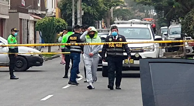 Juan Carlos Caqui se acercó al lugar del crimen y dio sus declaraciones a la PNP. Juan Carlos Caqui se acercó al lugar del crimen y dio sus declaraciones a la PNP.