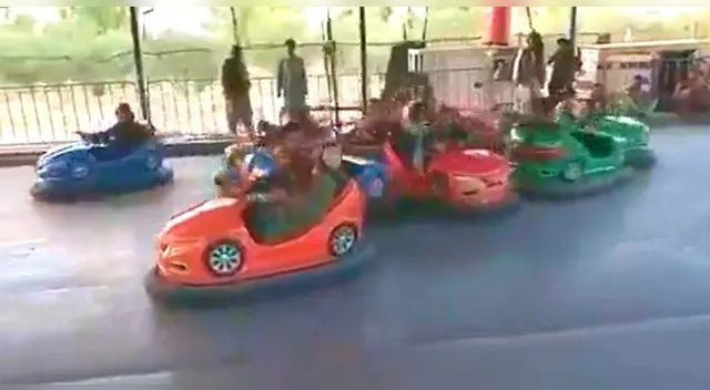 Talibanes jugando en un parque de diversiones. Talibanes jugando en un parque de diversiones.