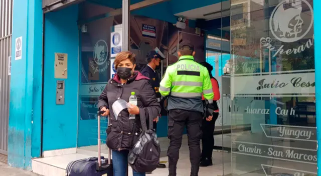 Pasajeros se encuentran reclamando a la empresa.