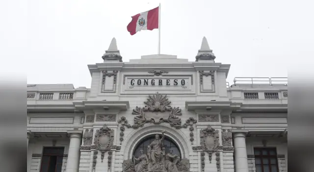 Parlamento viene debatiendo mociones.