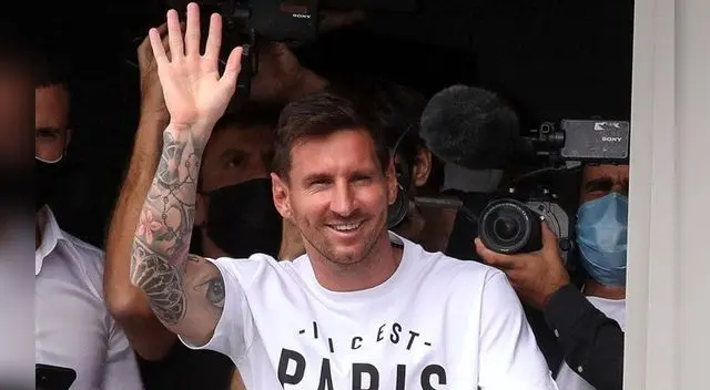 Lionel Messi saluda a los hinchas del PSG