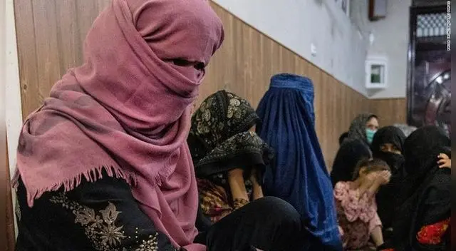 Las políticas de los talibanes son llamadas por muchos "de terror" ya que prohíben los juegos, la música, las fotografías y la televisión. Las políticas de los talibanes son llamadas por muchos "de terror" ya que prohíben los juegos, la música, las fotografías y la televisión.