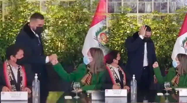 Álvaro Paz de la Barra fue descortés con Guido Bellido durante Foto del Acuerdo Nacional.