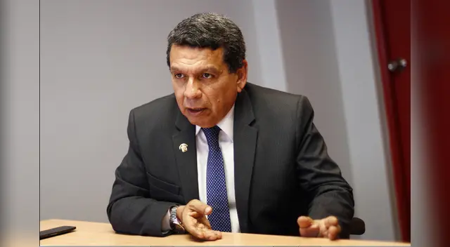 Hernando Cevallos, ministro de Salud. Hernando Cevallos, ministro de Salud.