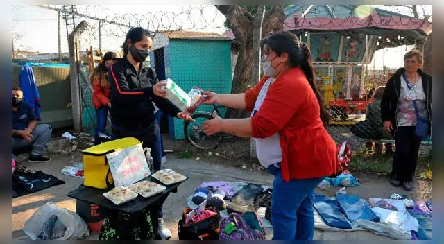 Argentinos asisten a una feria de trueque, el 6 de agosto de 2021, en Moreno, provincia de Buenos Aires (Argentina). Foto: EFE